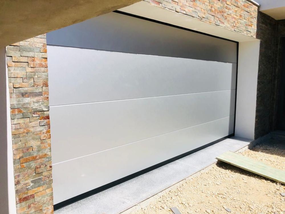 Porte de garage sectionnelle lisse à Digne-les-Bains