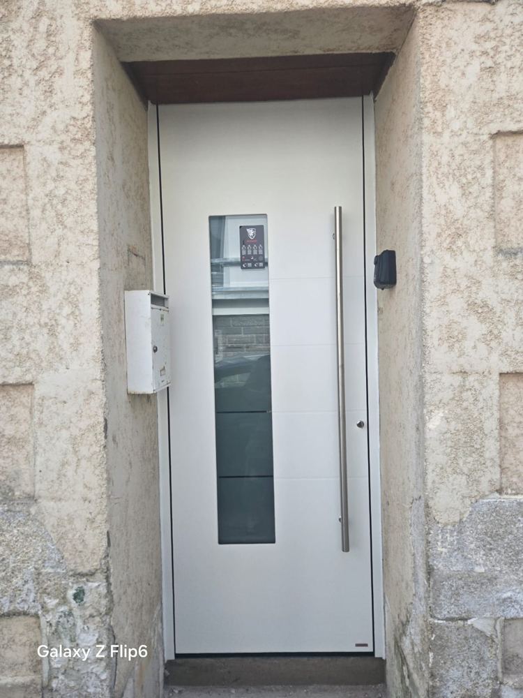 Porte d’entrée aluminium isolée à Lorient
