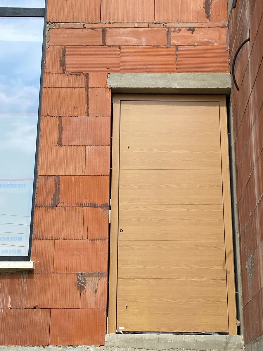 Porte d’entrée Pirnar décor chêne posée en construction neuve, vue extérieure