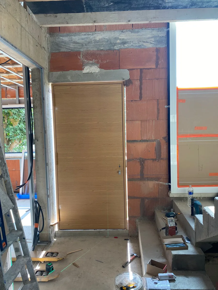Porte d’entrée Pirnar décor chêne posée en construction neuve, vue intérieure