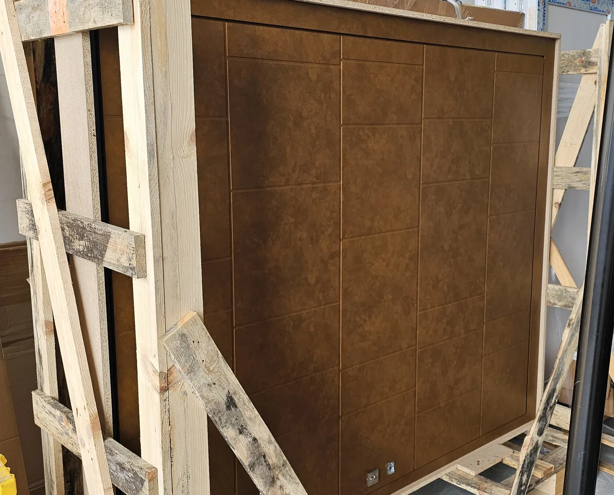 Porte pivot aspect corten emballée dans sa caisse bois pour le transport