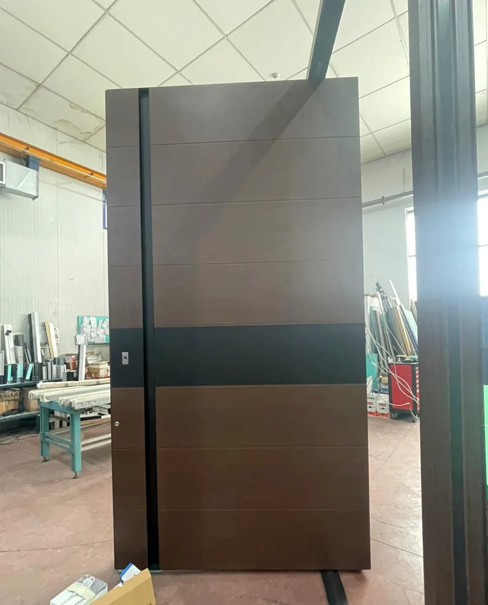 Porte d’entrée pivot décor bois foncé avec bande noire, barre de tirage encastrée et lecteur d’empreinte