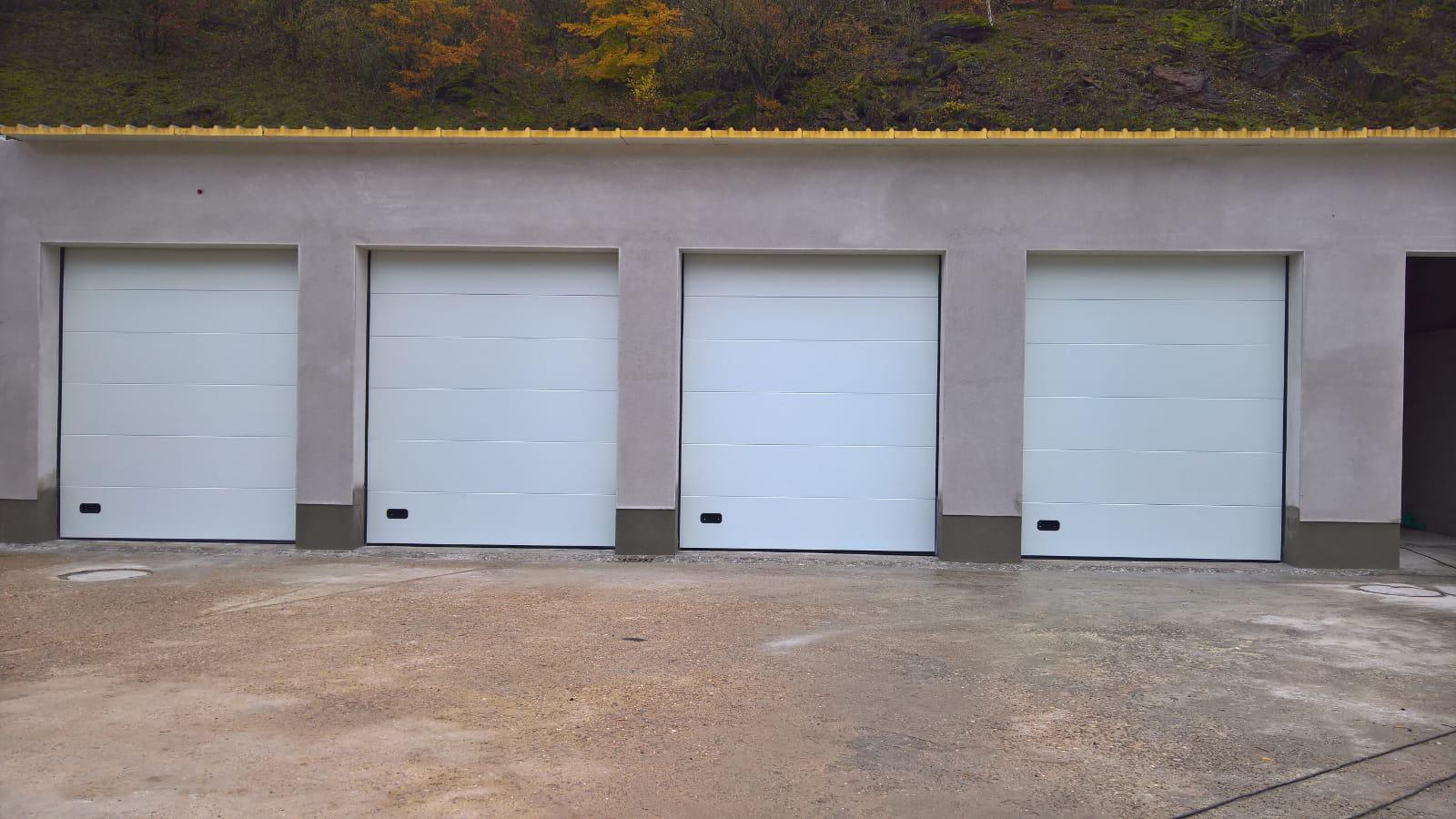 Portes de garage blanches multiples chantier France