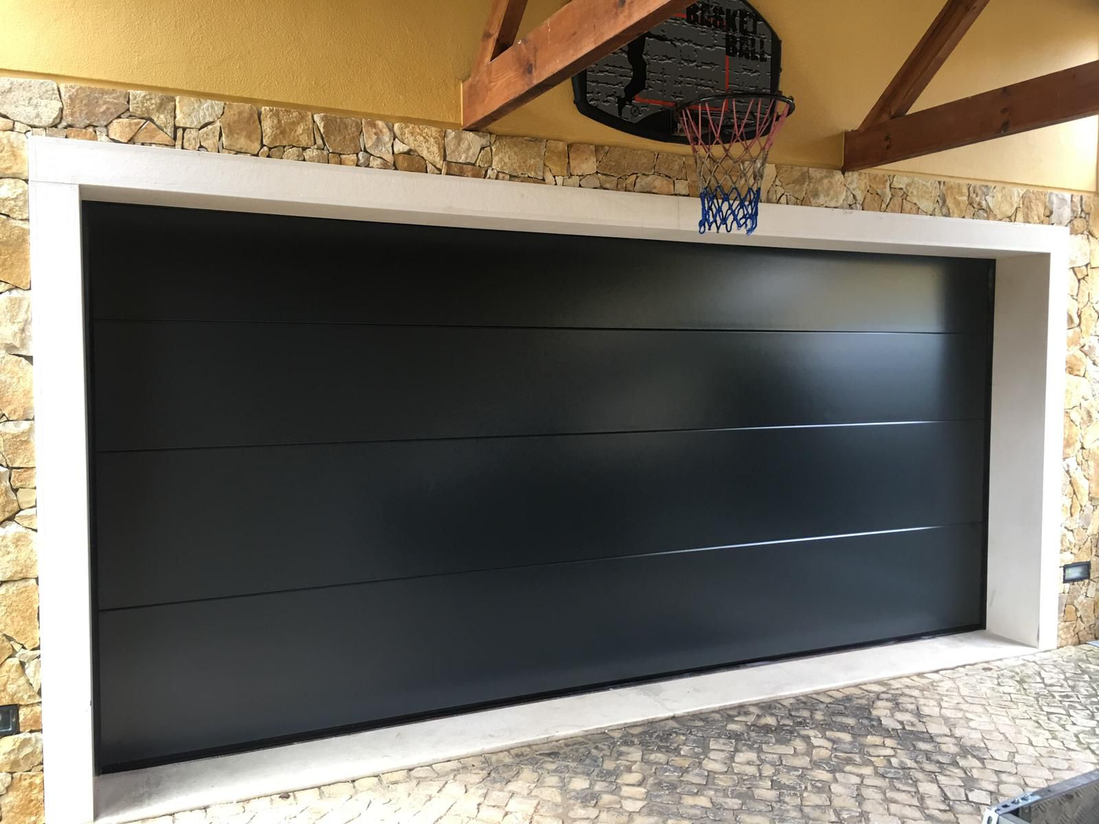 Porte de garage sectionnelle installee a Lorient