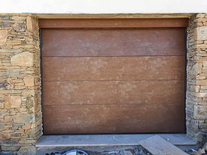 Porte de garage motorisée à Quimper : confort, sécurité et tranquillité d'esprit