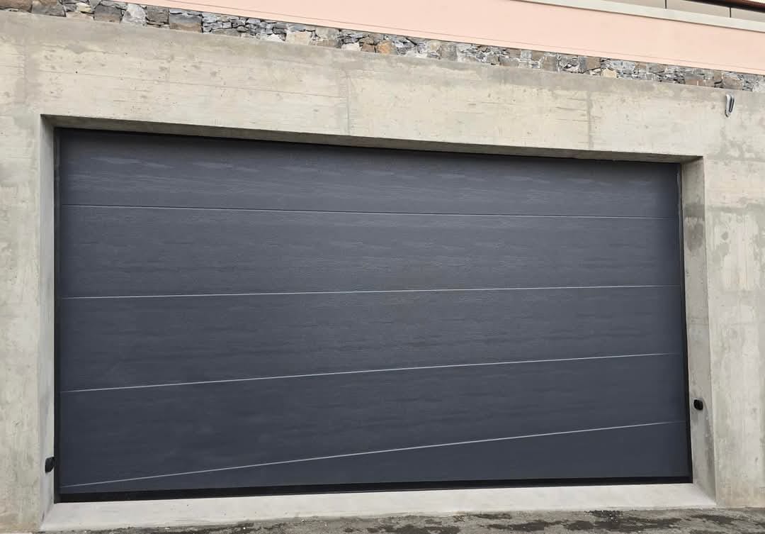 Porte de garage à Lorient : comment bien choisir pour votre maison en Bretagne