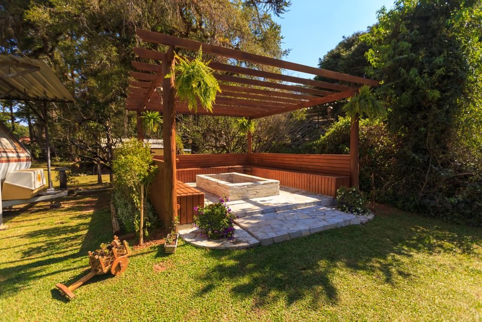 Pergola et carport à Lorient : aménagez votre extérieur avec style et durabilité