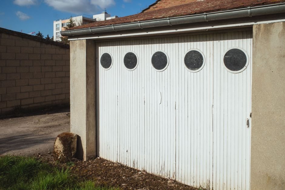 Porte de garage à Lorient : comment bien choisir pour votre maison en Bretagne