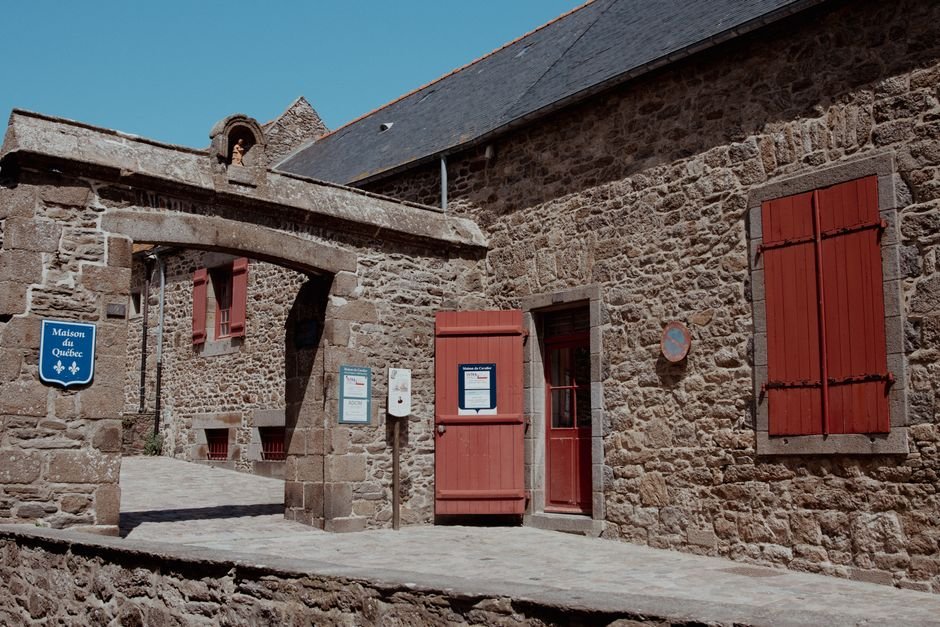 Porte d'entrée en bois : l'authenticité bretonne au cœur de Vannes