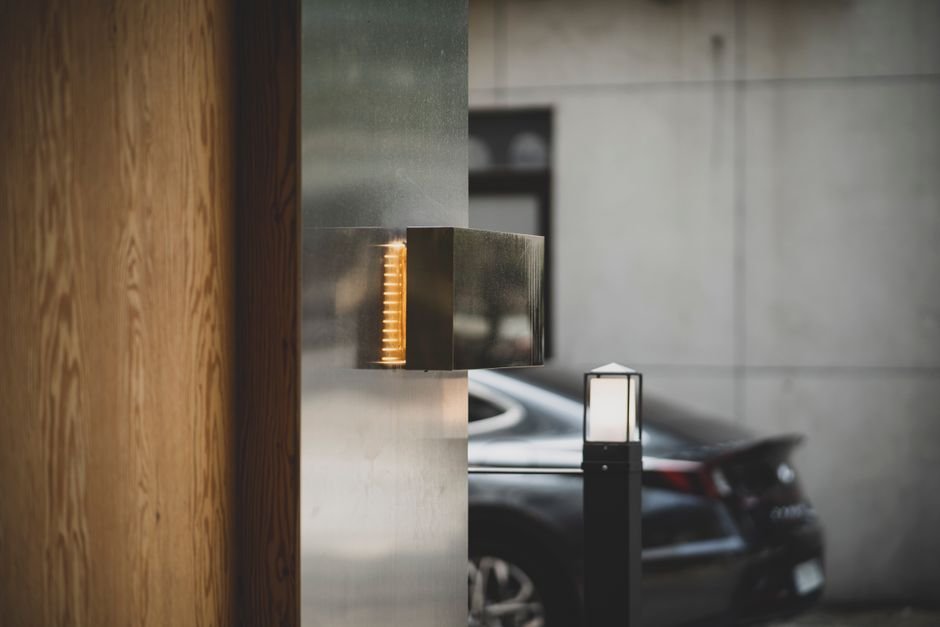 Porte pivot design : l'entrée la plus tendance à Morlaix