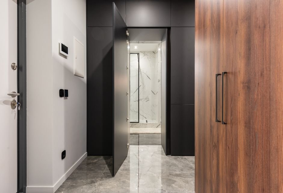 Porte pivot design : la tendance des entrées contemporaines en Bretagne