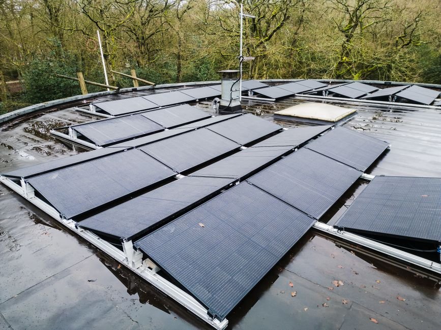 Solaire hors réseau : pourquoi choisir l'autoconsommation totale pour un site isolé en Bretagne